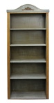 LUIS XVI - Linda bookcase francesa composta de 4 prateleiras, em madeira nobre com pátina ouro e na cor azul, decorada com laçarote em relevo na parte superior e frisos nas laterais. Med:. 2,20x97x32cm