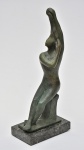 BRUNO GIORGI - "Figura feminina", escultura contemporânea confeccionada em bronze patinado, assinada, apoiada sobre base em mármore. Med.: 47 cm.