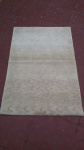 Tapete Nepal Bege feito a mão em lã e algodão. Med.: 80x125 cm.
