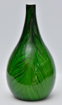 DOMENICO SPIOTTI - Belo vaso em vidro de Murano na cor verde decorado com frisos verticais. Assinado. Med.: 50 cm.