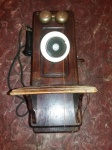 COLECIONISMO - Kellogg - Antigo telefone de parede norte-americano com caixa em madeira e guarnições em metal e baquelite. Med.: 62x26x32 cm. Obs.: funcionando, adaptado.