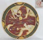 Grande medalhão em porcelana Satsuma, decorado com dragões, nuvens e arabescos em relevo. Inicio do séc. XX. Diâmetro: 37 cm.