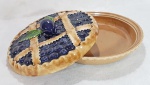 Antiga travessa portuguesa em cerâmica esmaltada no formato de torta de ameixa. Em perfeito estado. Med. 30 x 13 cm.