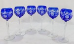 BOHEMIA - Conjunto com 6 taças para água ou vinho branco em cristal com "overlay" azul. Lapidação estrela, grelhas e palmetes. Med. 24 cm