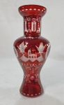 BOHEMIA - Antigo vaso em cristal "overlay" rubi, com rica e detalhada lapidação com volutas e paisagens. Med.25 cm