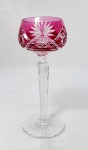 BACCARAT - Excepcional taça para vinho branco ou água na cor Cranberry. Altura 19,5 cm. Pequena falha/trincadinho na base do bojo.
