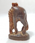 Antigo Netzuke no formato de cavalo esculpido em chifre de rinoceronte ou búfalo d´água (OX). Altura 8 cm.