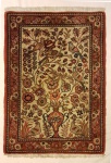 Antigo tapete persa com flores e pássaros. Arremate em tiras de couro no fundo. Em ótimo estado. Med. 93 x 63 cm.