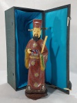 Rara escultura chinesa em cloisoné e marfim. Período Republicano (1912 a 1949) representando imperador. Acondicionado na caixa original forrada em seda azul e travas em osso. Altura 37 cm.