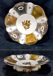 BAVARIA - Centro no formato de grande flor com pétalas douradas e prateadas em porcelana. Med. 32 x 05 cm.