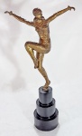 Grande e antiga escultura ART DECO em bronze maciço "Dançarina" d´apres Chiparus. Base em madeira em 3 estágios. Med. 62 x 35 cm. Assinatura não localizada.