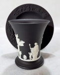 WEEDWOOD - Lote com duas peças em porcelana tipo biscuit, sendo um vasinho com cenas clássicas em relevo (10 cm) e cinzeiro com decoração de folhas de Parreira.(13,5 cm)