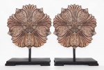Par de arranjos de mesa com dois florões ao gosto barroco em material sintético. Base em madeira. Med. 30 x 20 cm