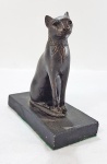 Escultura egípcia de gato em bronze, base em granito negro, repres. "Deusa Bastet". Med. 17 x 18 x 08 cm. Séc. XIX/XX.