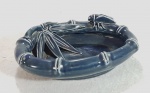 Pequeno bow chines em porcelana azul monocromatica com cigarra e bambú. Sem marcas na base. Séc.XIX. Med. 12 x 9,5 x 4 cm.