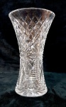 Pesado vaso em cristal europeu com rica lapidação. Med. 28 x 17 cm (possui mínimos bicados)