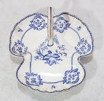 Petisqueira em faiança inglesa azul e branco no formato de folha. Marcas na base. Med. 26 x 26 cm