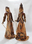 INDONESIA -  Par de antigos bonecos marionetes WAYANG GOLEK, casal. Acompanha suporte para manter em pé. Altura: 54 cm. SAIBA MAIS -----> https://www.objectlessons.org/ceremony-and-celebration-puppets-and-masks/wayang-golek-rod-puppets-java-indonesia/s81/a345/