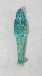 Antigo Ushabti com cartucho de Amenhotep III (Amenophis) em faiança azul vitrificada. Possui restauro. Peça atribuída à 18ª dinastia egípcia. Med.16 cm