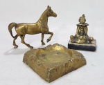 Lote em bronze composto por pesado cinzeiro ( 14,5 x 14,5 cm) e duas esculturas de cavalo ( 17 x 17 cm) e macaco de circo ( 14 x 10 cm). Duas peças assinadas. Med. 14,5 x 14,5 , 17 x