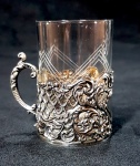 Pequeno copo com guarnição em prata inglesa, contrastes na base. Alt. 7 cm.