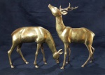 Casal de cervos macho e fêmea em bronze. Med. 27 cm.