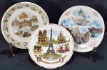 Lote constando  tres pratos de porcelana souvenir  Paris Roma e Veneza. 24cm cada