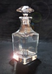 MOSER - Excepcional garrafa decanter em bloco de cristal austríaco, tampa com lapidação no formato de prisma / diamante. Em perfeito estado. Não assinada.  Med. 25 x 10 x10 cm