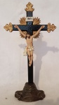 Antigo crucifixo de pousar em madeira com policromias e dourações. Final do séc.XIX. ( pintura restaurada). Med. 37,5 x 21 cm.