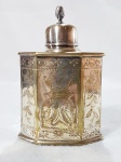 Antigo perfumeiro oriental cinzelado confeccionado em metal espessurado à prata. Possivelmente India. Med. 14,5 x 9,5 x 6 cm