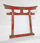 Antigo espelho de mesa japonês em madeira laqueada com aplicações e arremates de metal dourado, no formato de portal japonês. Med. 28 x 32 cm