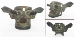 Máscara ritual em bronze, pátina e oxidações naturais, ao gosto dos bronzes SANXINGDUI (1200-1000 A.C.) representando entidade com olhos saltados, características únicas desta civilização chinesa, paralela ao período da Dinastia Shang. Sugerimos teste de metalografia para precisão da idade na OXFORD AUTHETICATIONS. Med.23 x 10 x 8 cm --------->VIDE: https://br.pinterest.com/stevegarrigues/sanxingdui-culture%E4%B8%89%E6%98%9F%E5%A0%86/  ---------------->SOBRE A CIVILIZAÇÃO SANXINGDUI:  Em 1986, os arqueólogos fora de Chengdu, capital da província de Sichuan, China, descobriram "a nona maravilha do mundo", um achado surpreendente que reescreveu o início da história da China. Eles escavaram dois poços enterrados de esculturas quebradas de bronze, presas de elefante e jades que datam de 1200 aC. Estes tesouros da cultura Sanxingdui misteriosos foram criados num estilo até então desconhecido na antiga civilização chinesa. As peças de bronze eram especialmente impressionantes, revelando uma cultura sofisticada com notáveis habilidades técnicas em estátuas de bronze de 2,5 metros de altura (8 pés), diferentes de tudo que existia no mundo naquela época.Os arqueólogos acreditam que os tesouros foram sacrifícios. Mas o grande mistério é a razão pela qual esta civilização perdida deliberadamente destruiu a sua cultura quase há 3.000 anos atrás, antes de deixar a cidade murada de Sanxingdui pelo rio Minjiang. A civilização Sanxingdui, que só durou cerca de 350 anos, não deixou registos escritos ou restos humanos como pistas.Teorias a respeito de porque esta cultura desapareceu falam de uma inundação de um terramoto que pode ter mudado o curso do rio da cidade. ---------------------------> VIDE: http://br.china-embassy.org/por/szxw/t780873.htm