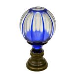 Pinha em cristal Baccarat em formato globular facetado em largas faixas com `overlay` na cor azul, século XIX. Altura: 17,5 cm.