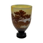 GALLÉ, ÉMILE - Vaso em pasta de vidro moldada e ácidada corpo em formato de copo com belo desenho de paisagem em tons marrons. Altura: 15,5 cm