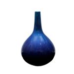 Vaso em cerâmica francesa de Sévres em formato de grande gota na cor azul. Altura: 19,5 cm 