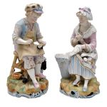 Par de escultura em biscuit alemão representando casal de sapateiro e costureira, sem marcas. Altura: 23,0 cm