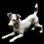 Escultura em porcelana dinamarquesa representando cachorro. Meds: 21,5 cm x 30,5 cm