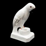 Escultura Art Decó em porcelana francesa `Robj Paris`, representando papagaio. Altura: 19,0 cm 