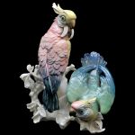 Grupo escultórico em porcelana alemã Karl Ens Volkstedt com fina e bela anatomia e plumagem, pousada sobre tronco, marcada no fundo. Meds: 26,0 cm x 20,0 cm