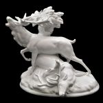 Grande grupo escultórico em porcelana alemã `Fraureuth` representando cervos. Meds: 24,0 cm x 25,0 cm