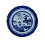 Prato em porcelana chinesa de Macau, século XVIII. Diametro: 22,7 cm (pequeno fio de cabelo a baixo da borda)