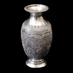 Vaso miniatura indiano em prata, formato balaustre finamente cinzelado. Meds: 10,0 cm