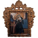 Pintura sobre placa representando imagem de Santa Teresa, escola Cuzquenha com moldura em madeira entalhada, vazada e patinada, cerca 1800. Meds: 38,5 cm x 33,0 cm (com moldura)
