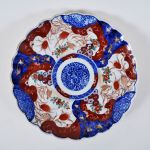 Medalhão em porcelana japonesa IMARI do século XIX com leve canelado e rica decoração de pássaros, flores e frutos em rouge d` fer, vermelho e azul. Diametro: 32,0 cm
