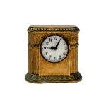 Relógio de mesa ao gosto império francês em bronze com banho de ouro Ormolu, mostrador em porcelana, marca VEGLIA. Meds: 10,0 cm x 10,8 cm (máquina parada)