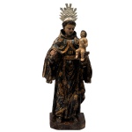 Imagem em madeira policromada representando Santo Ântonio com menino, com finas e delicadas feições, Brasil, século XVIII. Acompanha resplendor em prata. Altura: 35 cm.