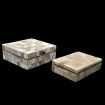 2 caixas em madeira revestidas em osso. Meds: 20,0 cm x 20,0 cm x 8,0 cm e 20,0 cm x 13,5 cm x 5,2 cm