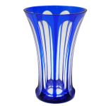 Vaso em cristal da Bohemia com `overlay` azul, facetado em largas faixas com extremidades em arco. Altura: 25,3 cm.
