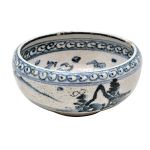 Bowl em cerâmica chinesa craquelada azul e branco decorada internamente com dragões e externamente com paisagem com casas, final do séc. XIX. Med: 19 cm de diâmetro x 8,8 cm de altura(pequeno lascado na borda).