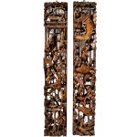 Par de talhas chinesas em madeira patinada com rica representação de guerreiros em batalha, séc. XIX. Med: 103 cm de altura x 17,3 cm de largura x 6 cm de profund.